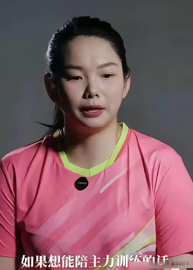 孙颖莎夺冠后，第一个冲过去抱住的人，不是教练马琳。
 
而是那个为了模仿伊藤美诚