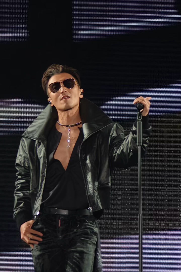 谢霆锋别低头深V会漏 深V一开，全场心跳加速——这种熟男的杀伤力，年轻人学不来的