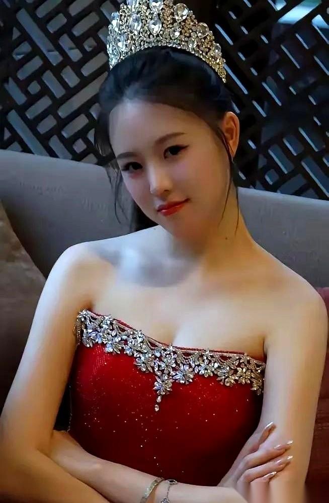 广西大学土木工程专业的大一女生刘世欣，陪朋友去海选，拿下了世界小姐中国区西部冠军