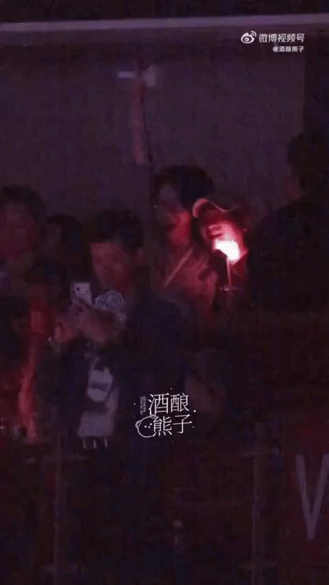 王菲引发热议，原因是靠在李维嘉肩膀上，与那英一起隔空对唱！
8月23日，王菲上了