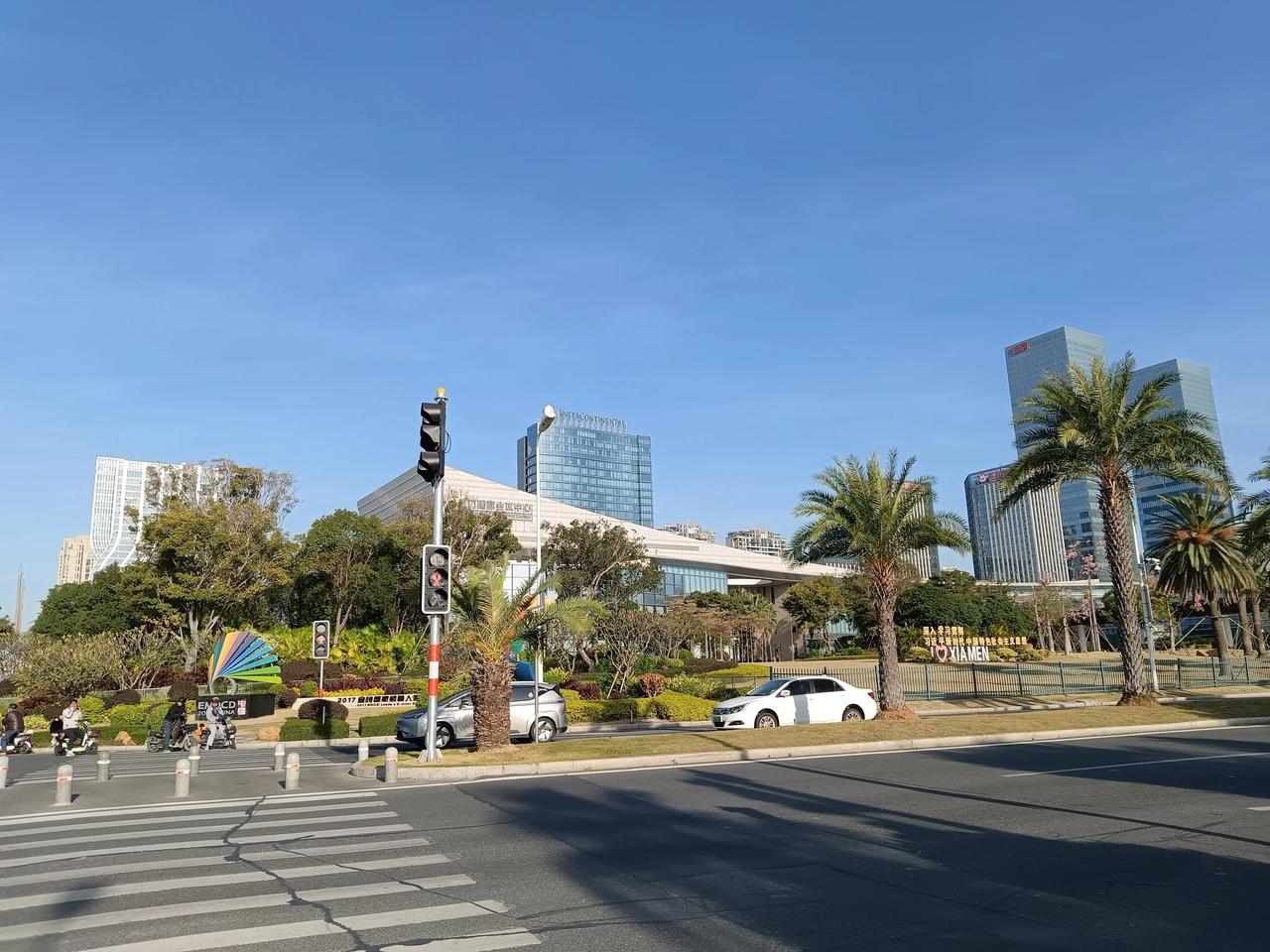 初冬的厦门风轻云淡，气候宜人。海滨漫步，惬意神怡。