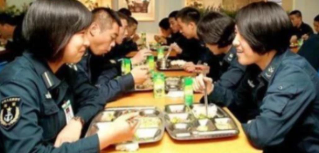 山东舰一天吃掉20头猪，烧光200万油钱，“养航母”到底多烧钱？在中国沿海，30