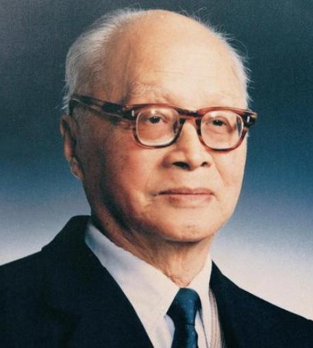 1960年，苏联撕毁协议，撤回所有派往中国的科学家，临行前，一位苏联专家悄悄告诉