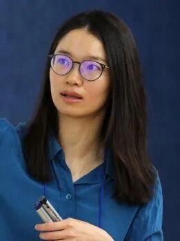 现在终于明白了！为什么王虹会留在法国呢？很多人认为那边工资高、自由度大，其实并不