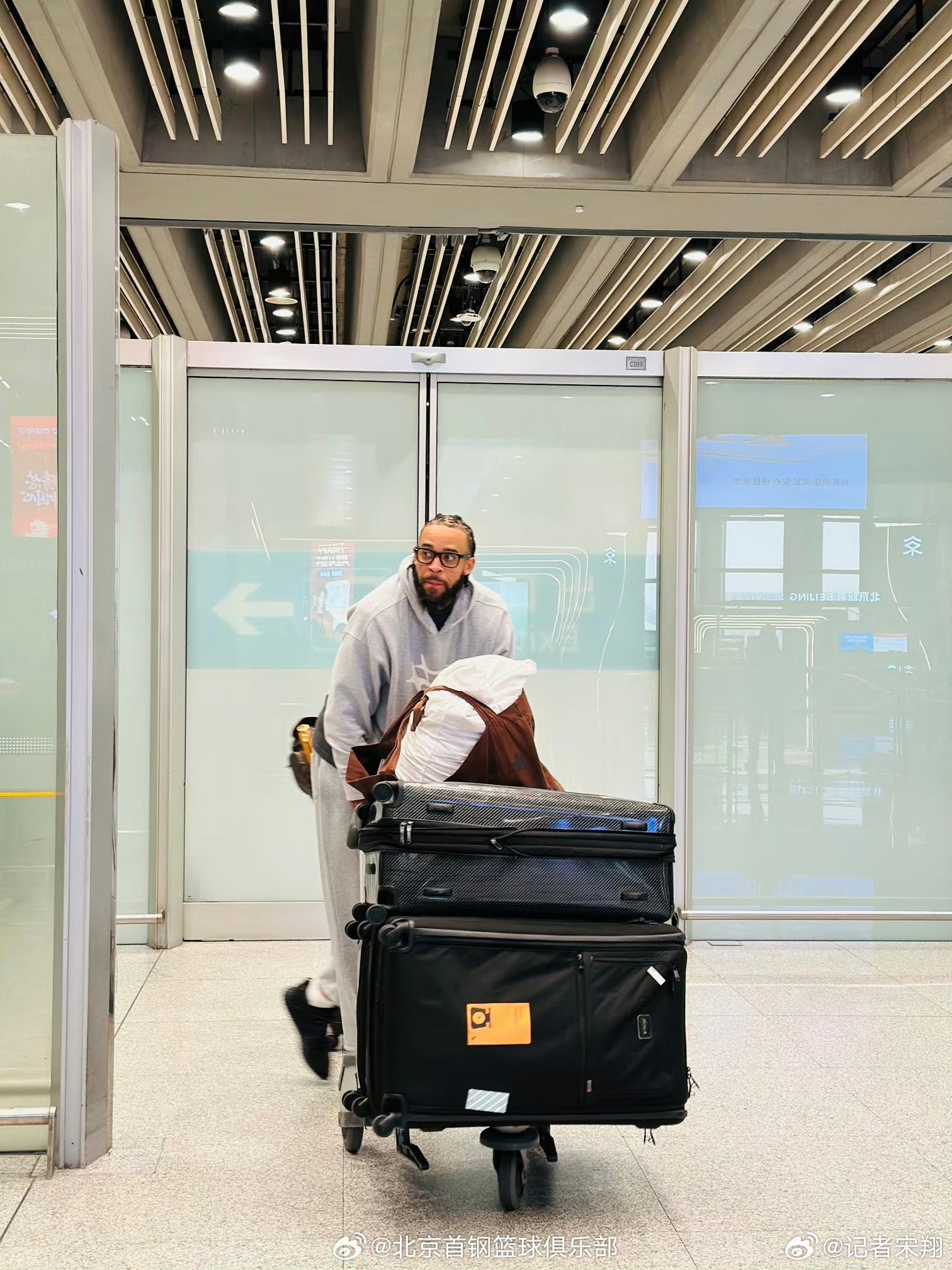 【麦基抵达北京迫不及待想与新队友会合 将穿0号球衣】文/宋翔 4日，北汽男篮新签