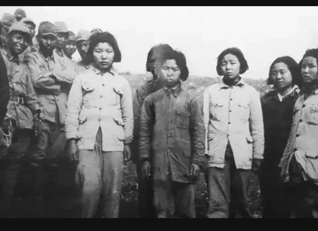 1939年5月，在汉口附近，几名被日军俘虏的中队女护士，被强迫随军，她们面无表情