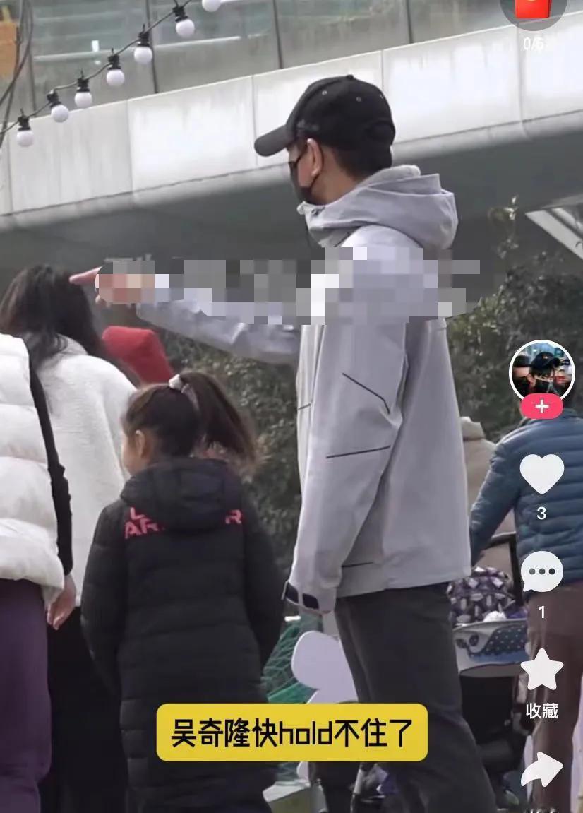 53岁吴奇隆带娃玩耍，五岁儿子小步步调皮可爱，中间一直在公园跑不停。为了注意儿子