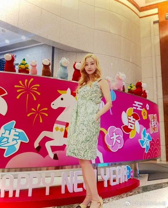 李嘉欣晒新照：绿色印花吊带短裙很清爽，金黄色卷发气色佳！ 