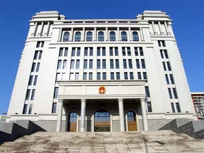 老王在儿子小王刚满月的时候就离家出走，中间只是在与小王母亲办离婚的回来一次，自那