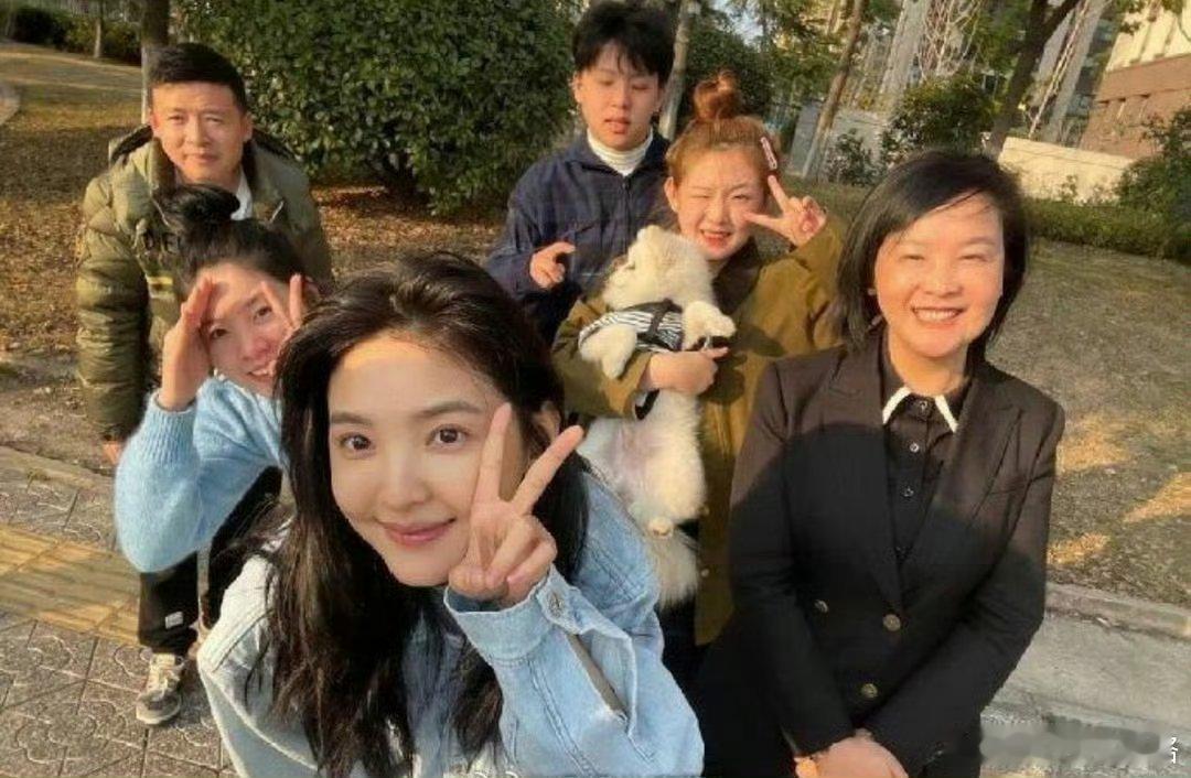 章若楠这一家子也就她中了彩票基金了吧 