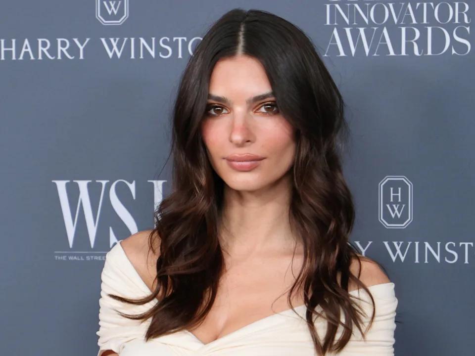 艾米丽·拉塔科夫斯基 (Emily Ratajkowski ) 向所有人表明，2
