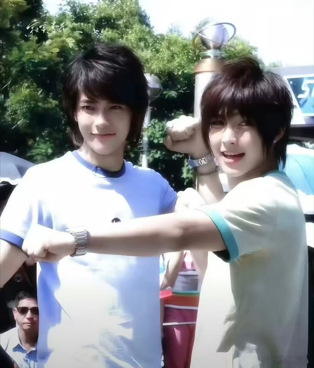 炎亚纶好明显的回味 认真回看这段互动全程，动作流畅又自然，唯独那一秒指尖接触成为