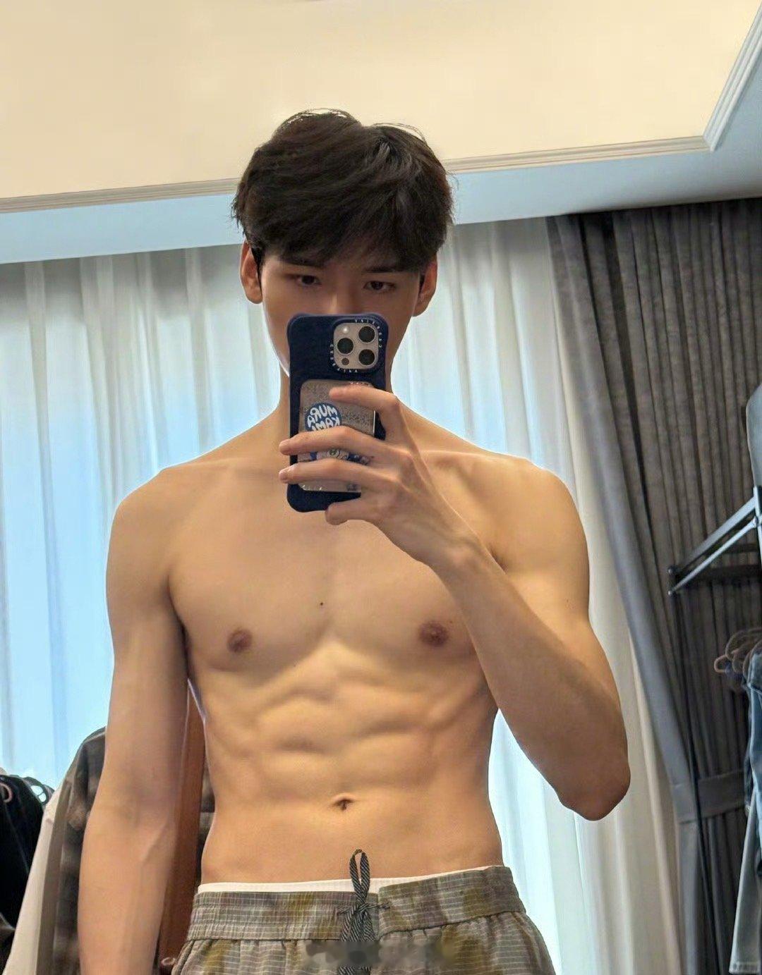 龚俊[超话] 龚俊这腹肌太标准了，爱看请多发 ​​​