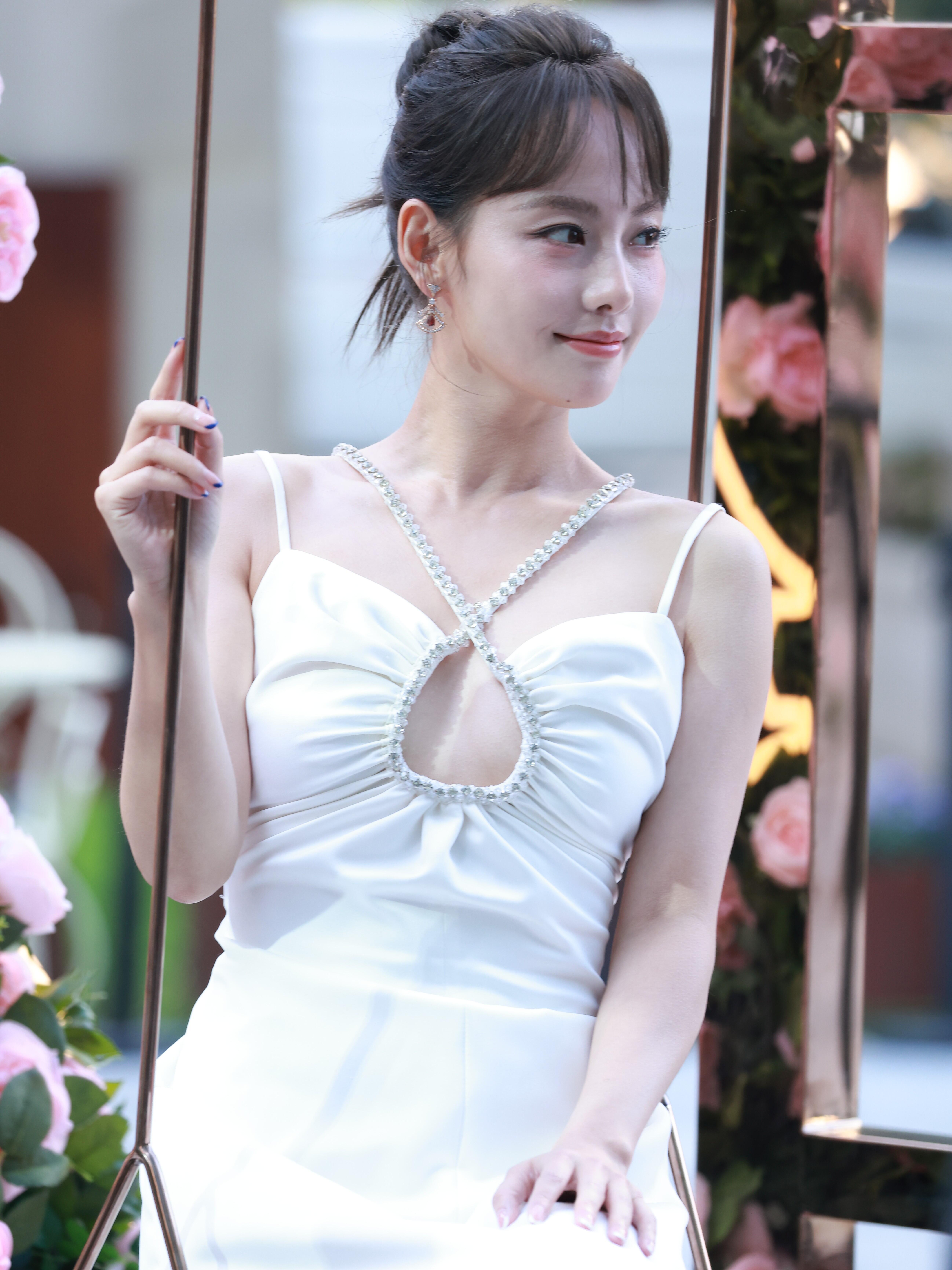 张嘉倪宝格丽活动生图，绝美白色吊带长裙！ 