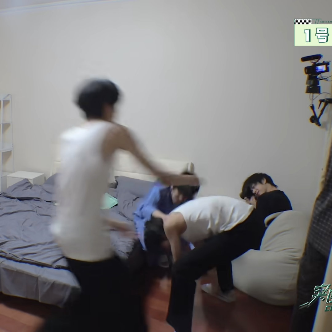 关于被抱起来的片段，当时的情况是陈思罕背对同事，同事在他的视野盲区，整个过程中陈