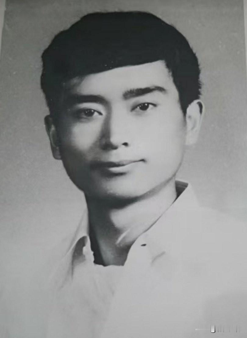 胡安良是北京大学中文系1953级学生，语言学泰斗王力先生的高足，后为青海民族大学