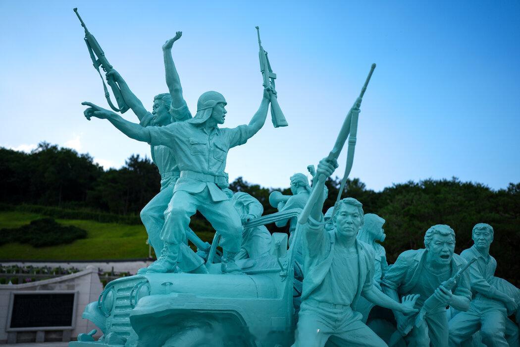 东北亚 韩国星巴克决定下周一停业半天（下午3点起，当天不再营业），对全体员工进行