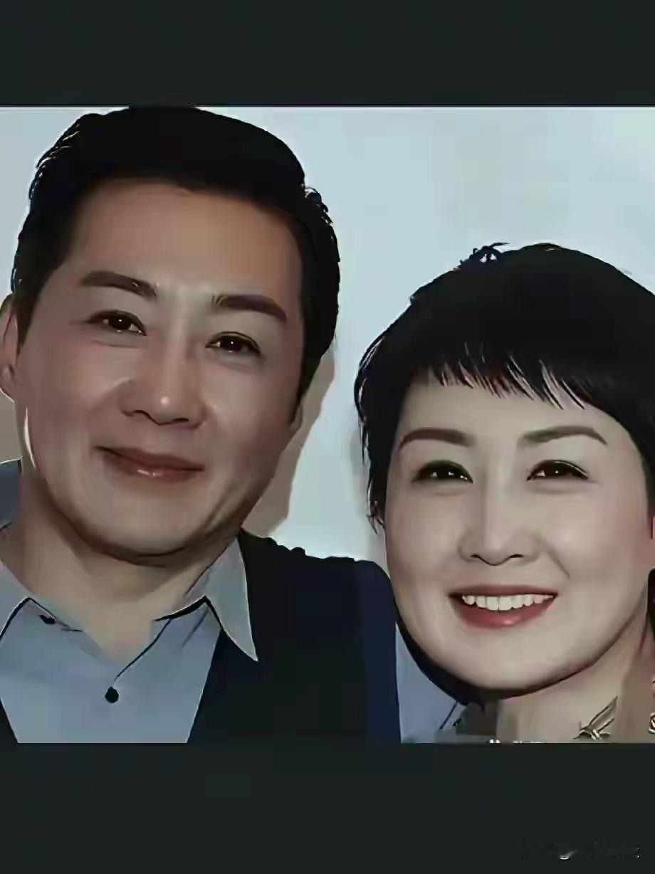 万万没想到，这竟是她的老公，长得也太帅气了！两个人往这一站，满满的夫妻相，简直是