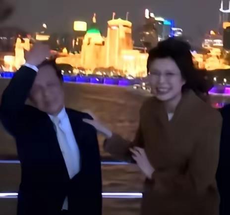 上海滩黄浦江昨天的夜景很美，就是风有点大，夜游黄浦江印象深刻。