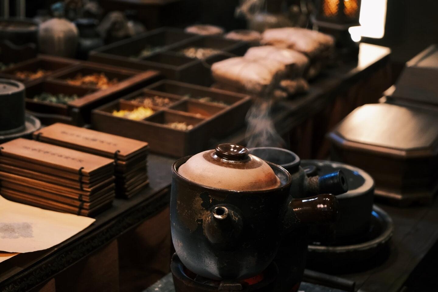 张凌赫走哪都背着相机从剧组上班、机场出行到综艺录制，相机几乎焊在张凌赫身上，连腿