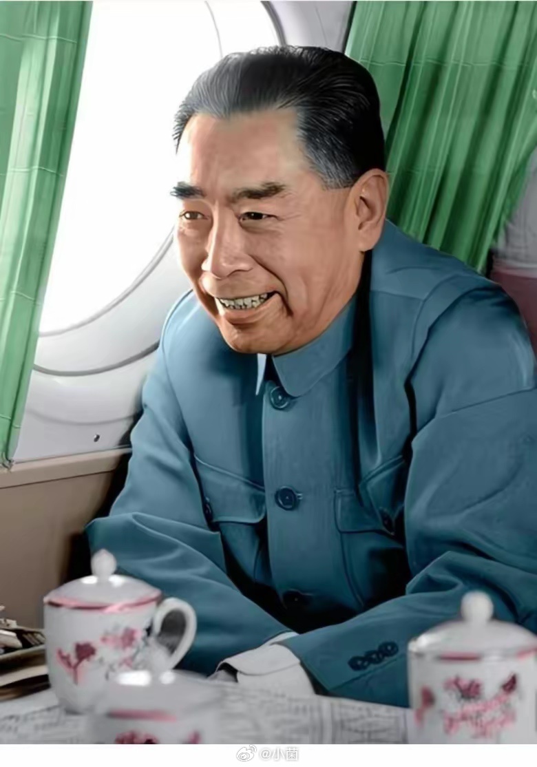 1963年周总理在飞机上的照片 