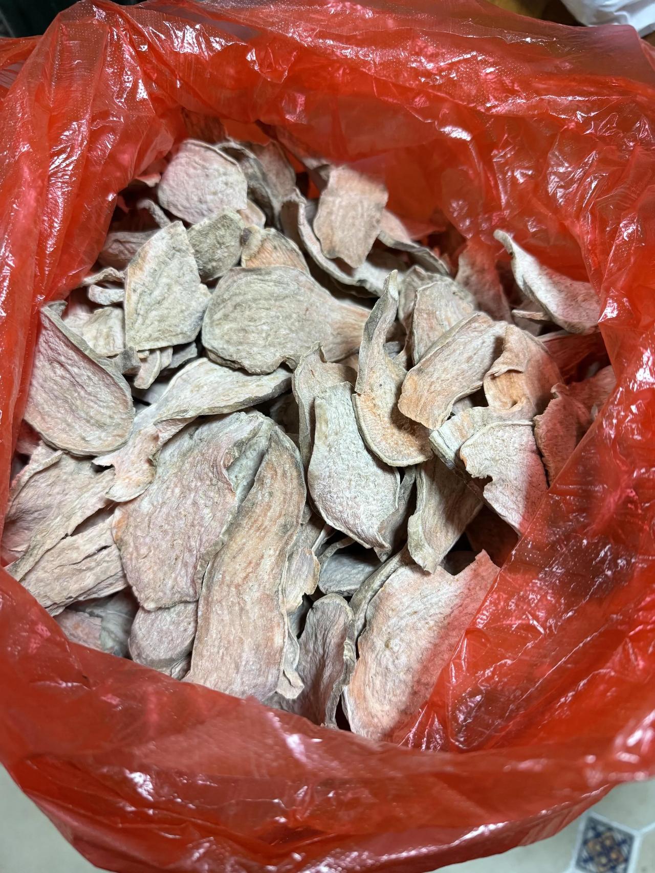 老妈寄的地瓜干，这上面怎么看起来雾蒙蒙的
上次我随口说了一句，想吃小时候的地瓜干