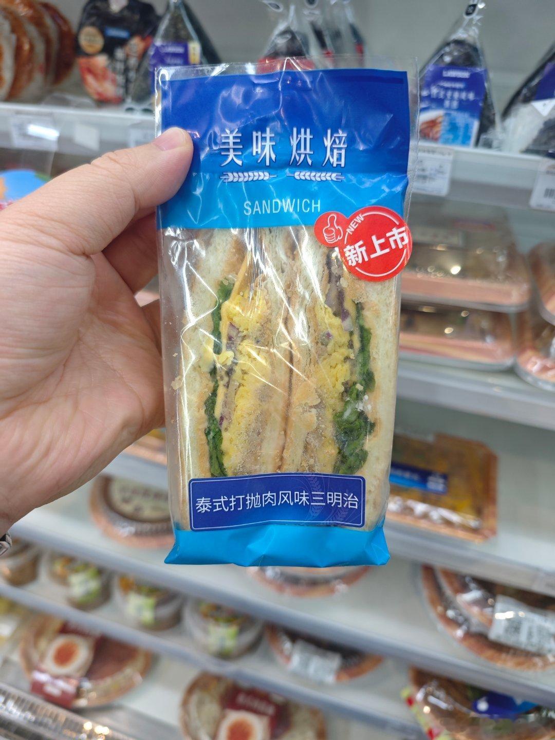 凑活一口 拍完车回来饿了，你们知道哪个好吃吗😋 ​​​