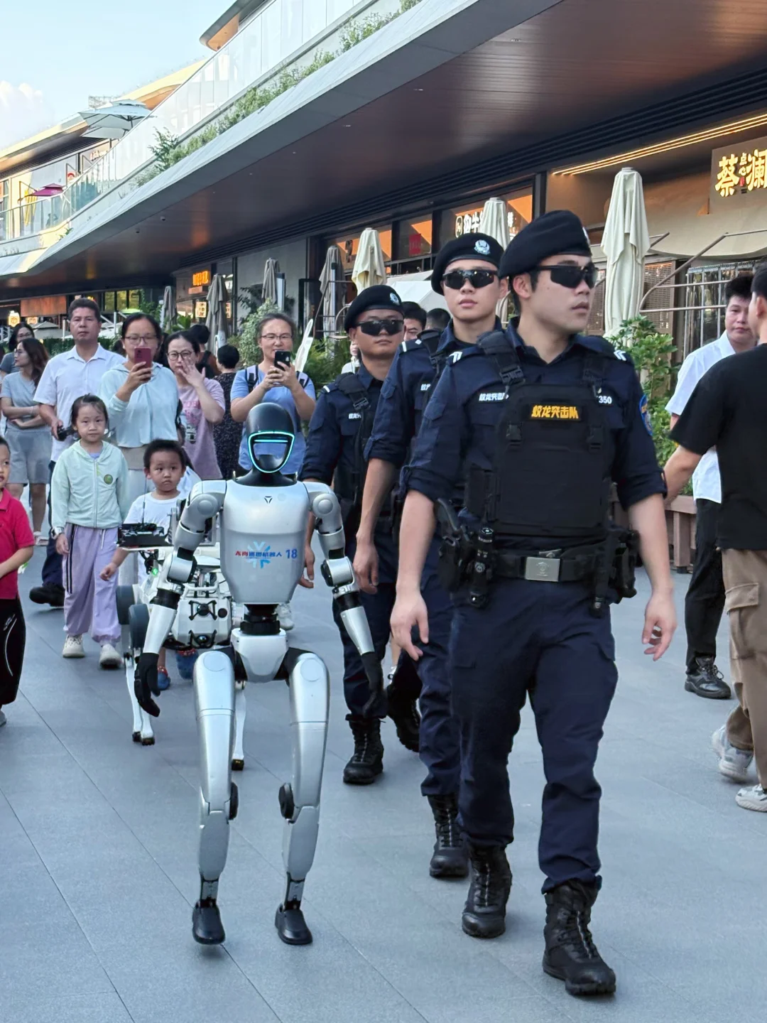 今日份遛娃，是国家给的排面！✨