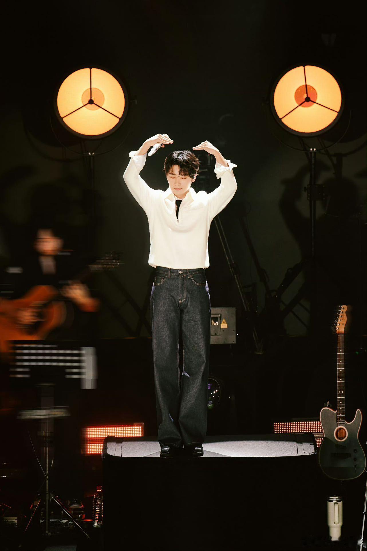 蒋敦豪复刻尔康表情包 看蒋敦豪复刻经典表情包，不得不佩服他的表现力。动作神态都拿