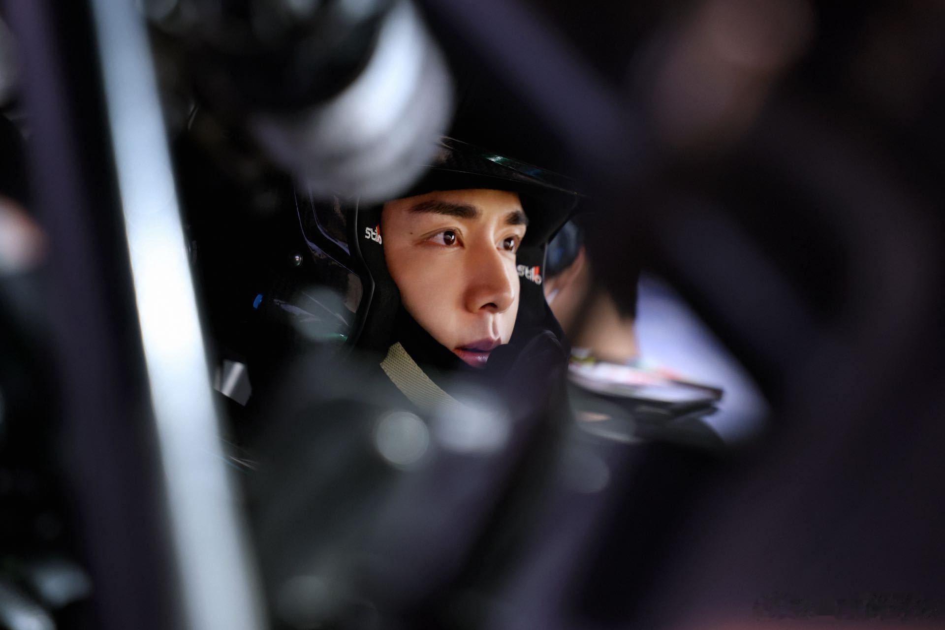 张新成飞驰人生3路演实时健身谁还没被张新成路演健身戳中！三亚路演当场开练，肌肉线