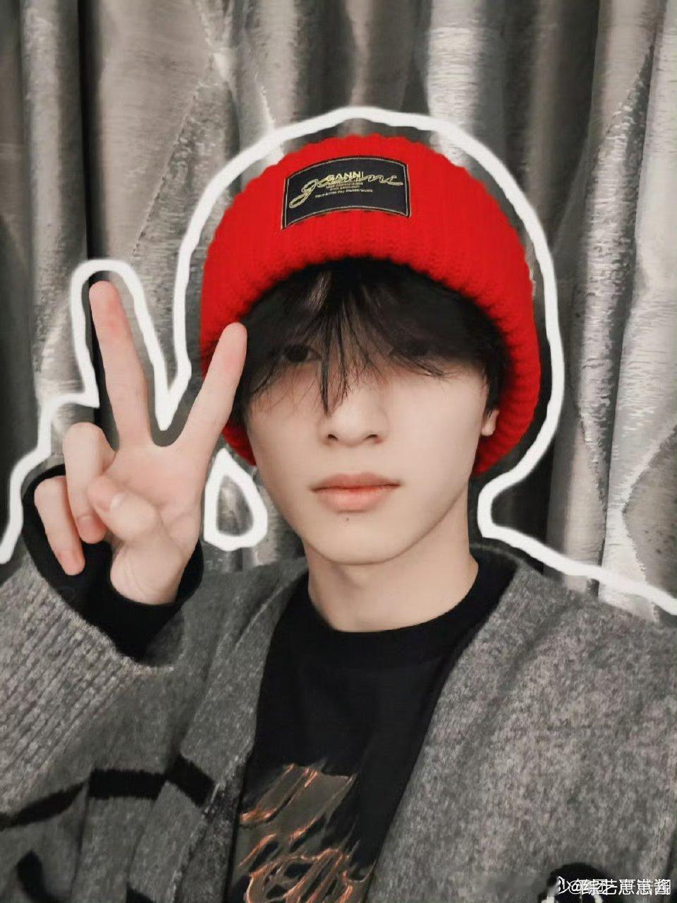 严浩翔红帽素颜直播  万万没有想到今天晚上能够看到严浩翔素颜直播的呀，但是这一次