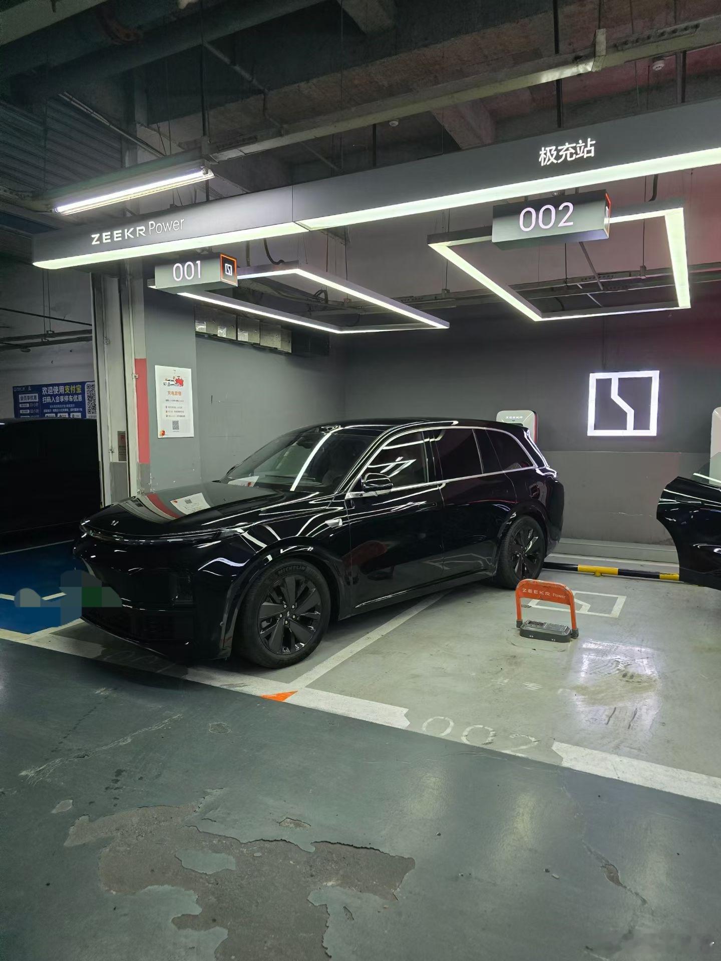 瞎逛极氪专用充电站，偶遇“极氪未发布新车”？你们猜这车大概多久上市？极氪新车