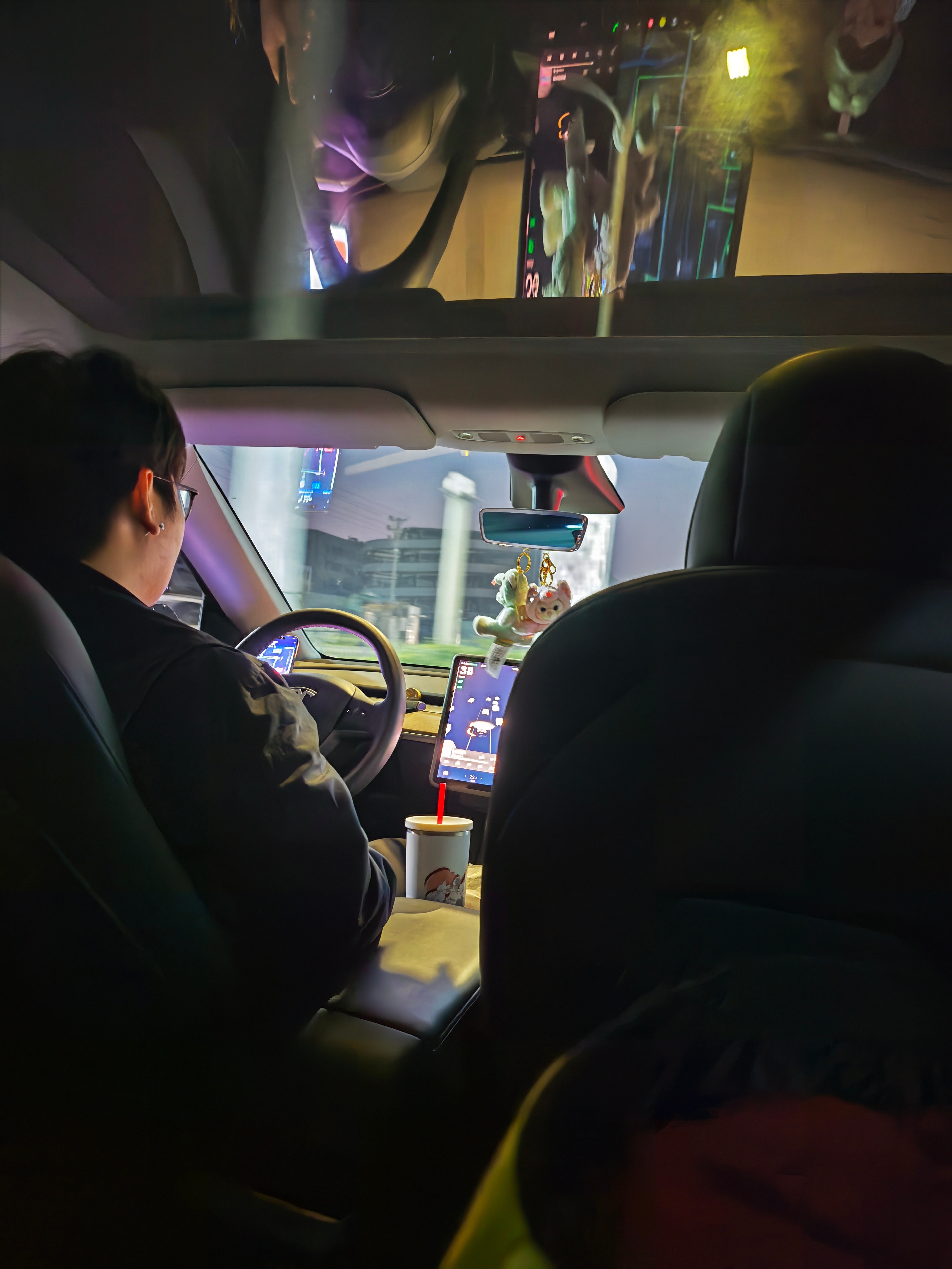 打车打到尊贵的特斯拉车主消息不看 也不知道先掉头说赶车 急 人一边盘“核桃” 一