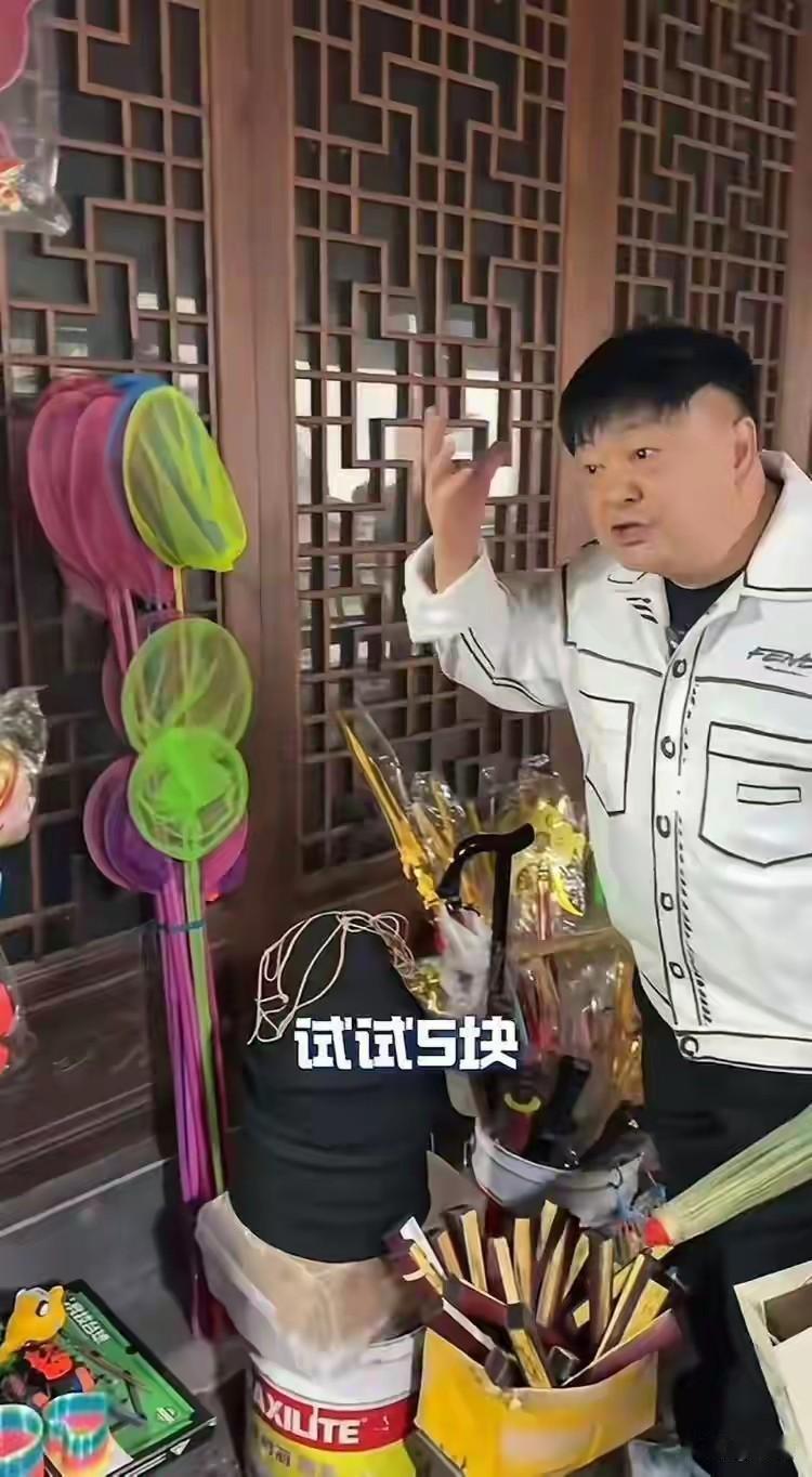洪剑涛试戴帽子被告知试戴一次五元你怎么看这件事？
洪剑涛到浙江的安昌古镇游玩，在