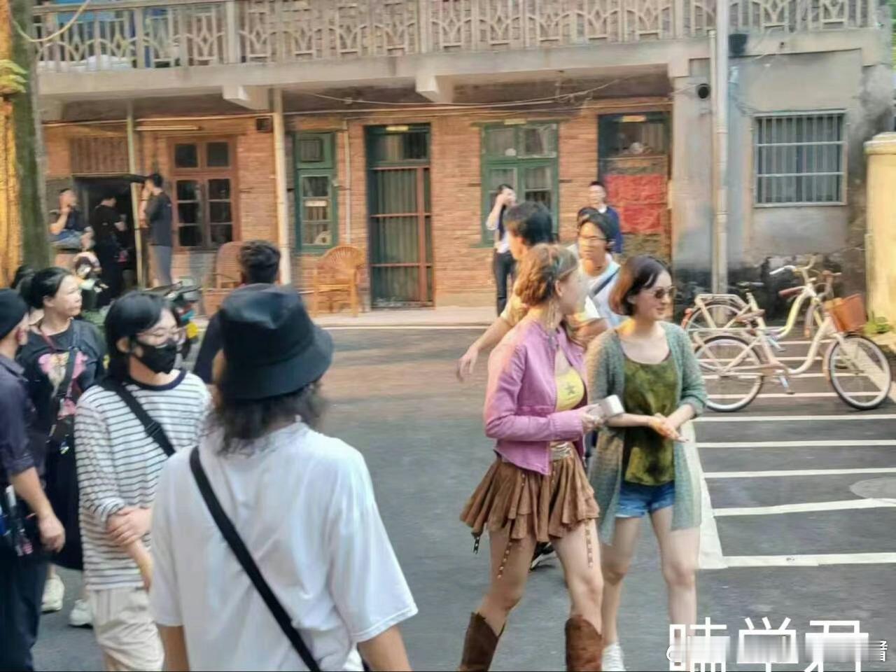 赵丽颖新电影向阳花路透…好白好质朴 ​​​