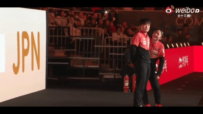 果然人类的悲喜不相通
亲兄妹也不行
成都混团世界杯赛场，在日本队对阵韩国赛前入场