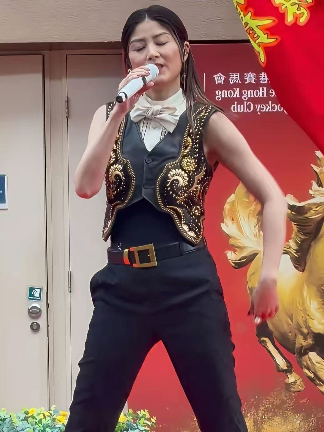 好歹也是天后级别的歌手，怎么沦落到去卖唱了？物是人非啊，女明星太可怜了！ 