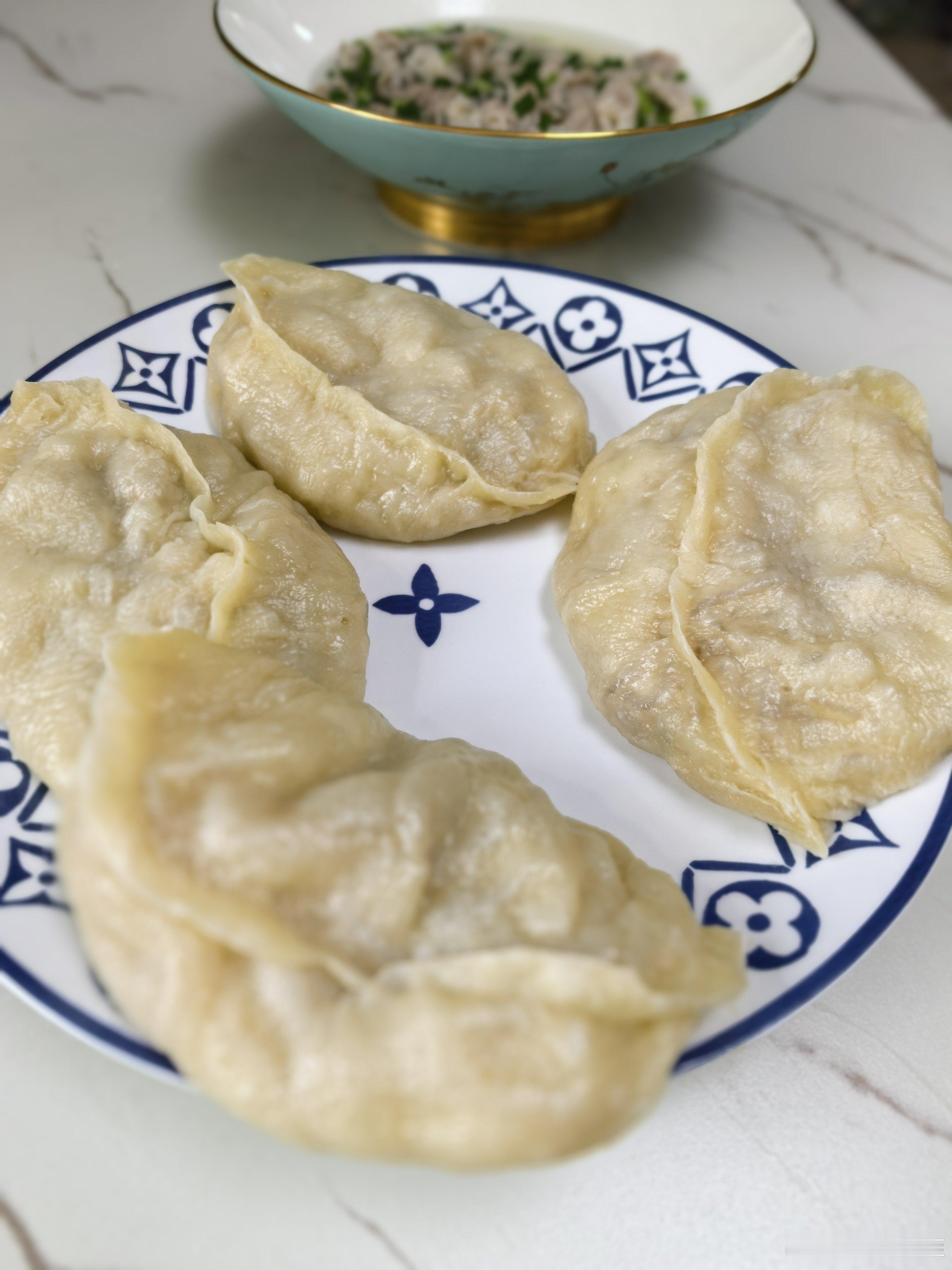 是日早餐……猪肉萝卜大包子，配梅头胡椒辣汤，重点是萝卜韭菜都是自己种的