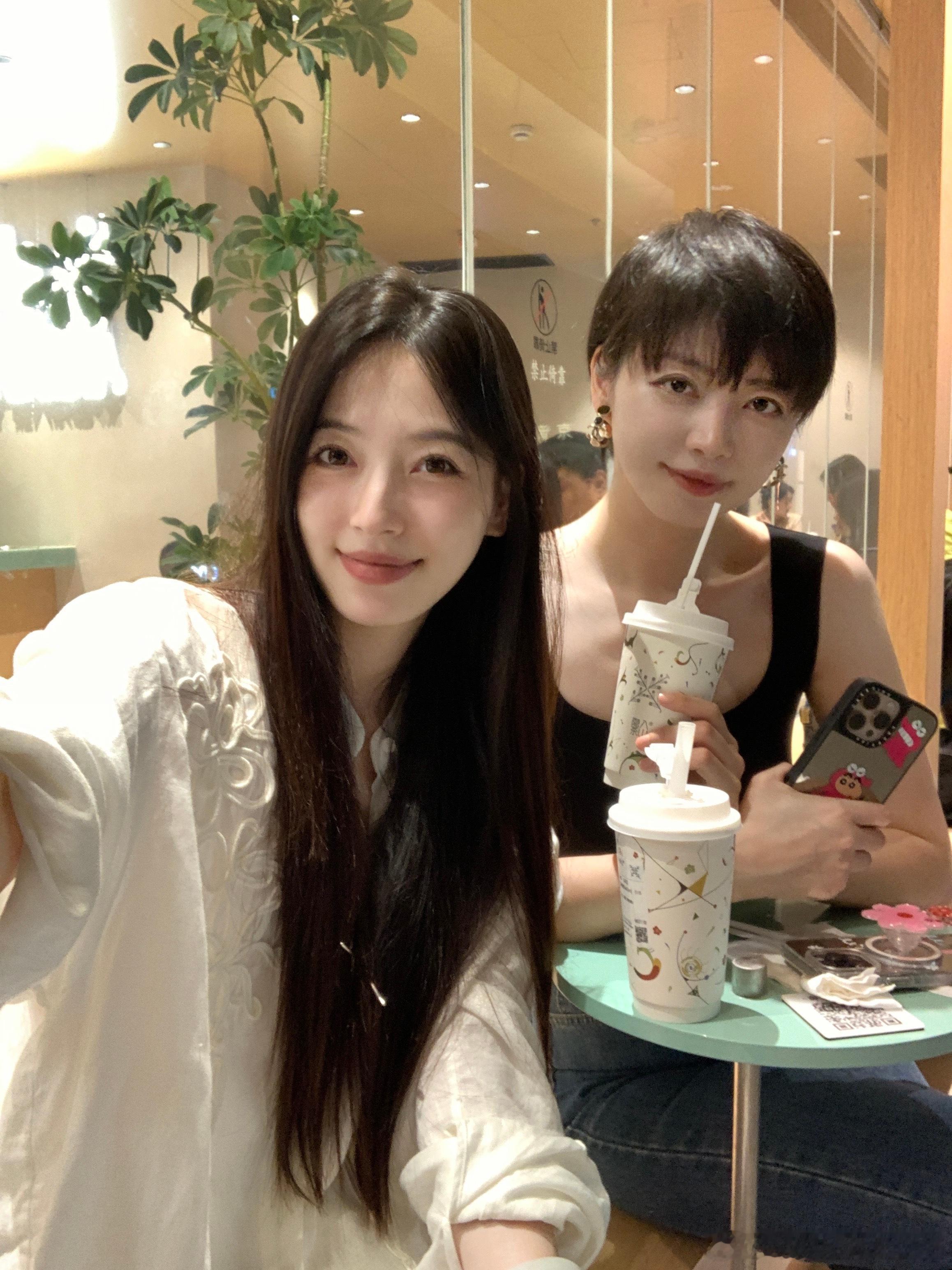 girls night！晚上外面坐坐还蛮舒服的～突然发现国庆已经过去一半了…… 