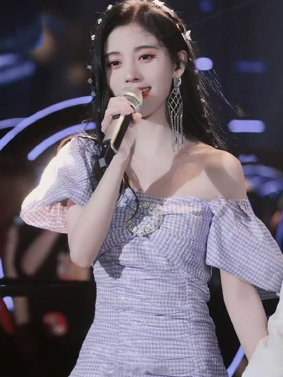 大型线下演出必须真唱，不仅是让现场观感体验好，更要照顾更多的线上观众；前阵子鞠婧