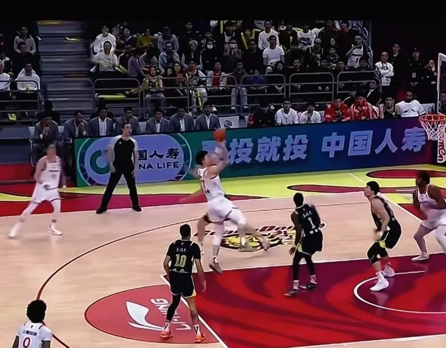 广东两败于上海，有他们大外内线优势原因，不得不说张镇麟打的也很得劲，让他的球迷一