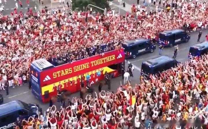 西班牙200万人夺冠游行！3地狂欢6小时 全场高喊“颤抖吧哈兰德”7月21日凌晨