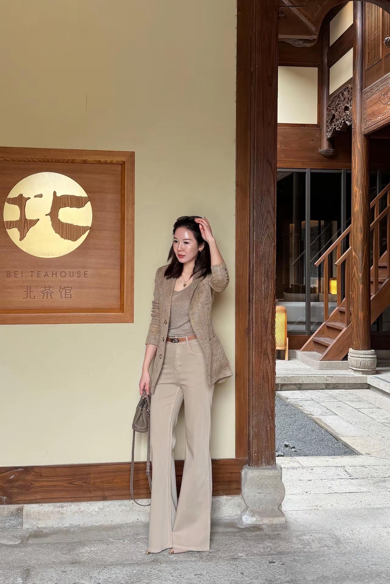 喇叭裤又疯狂流行起来了，四十年一轮回？服装设计师也黔驴技穷了。