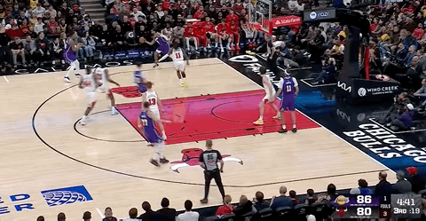 八村三分！湖人打出8-0高潮 