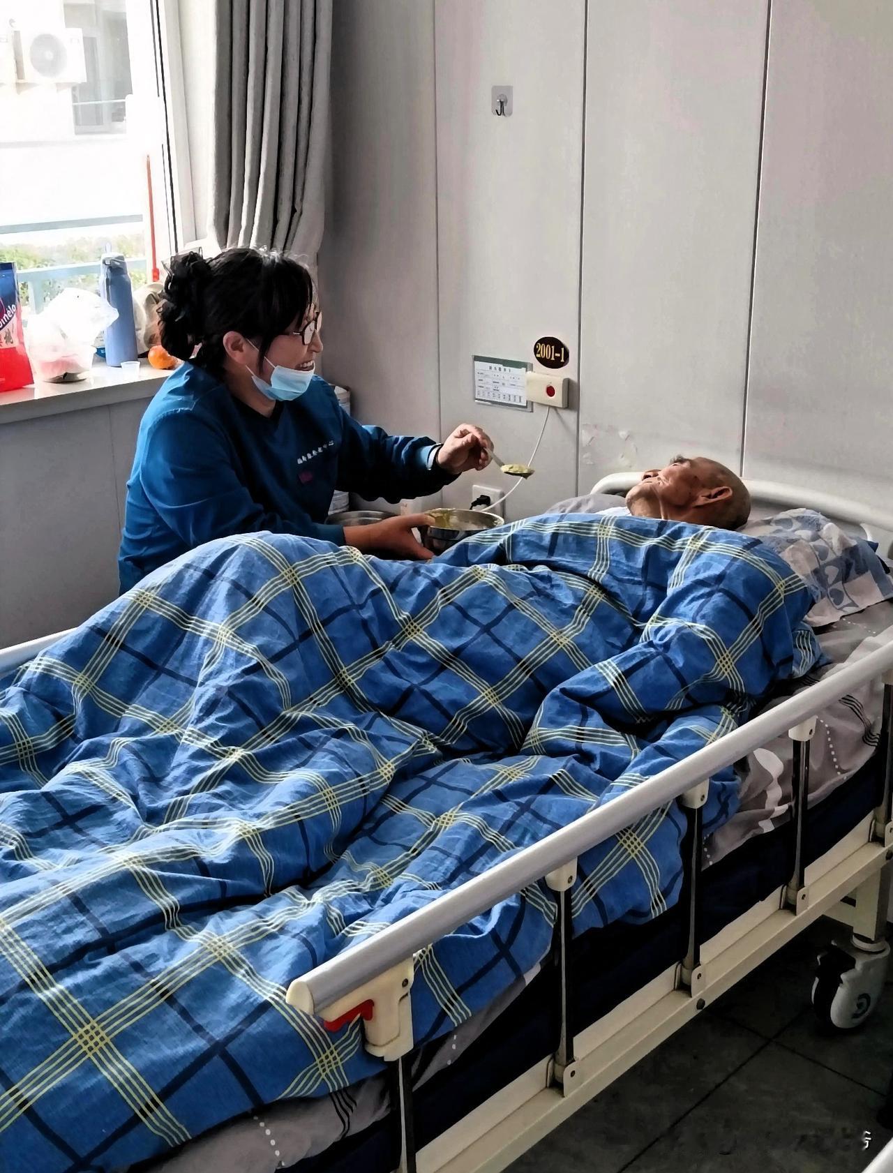 养老院，一个让生命尺度得以延长的地方。

不是现在的年轻人没有孝心，不管是体制内