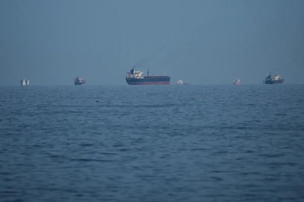中东两大石油要道同时紧张，美伊对抗升级叠加航运封锁风险，国际油价随时存在冲高可能