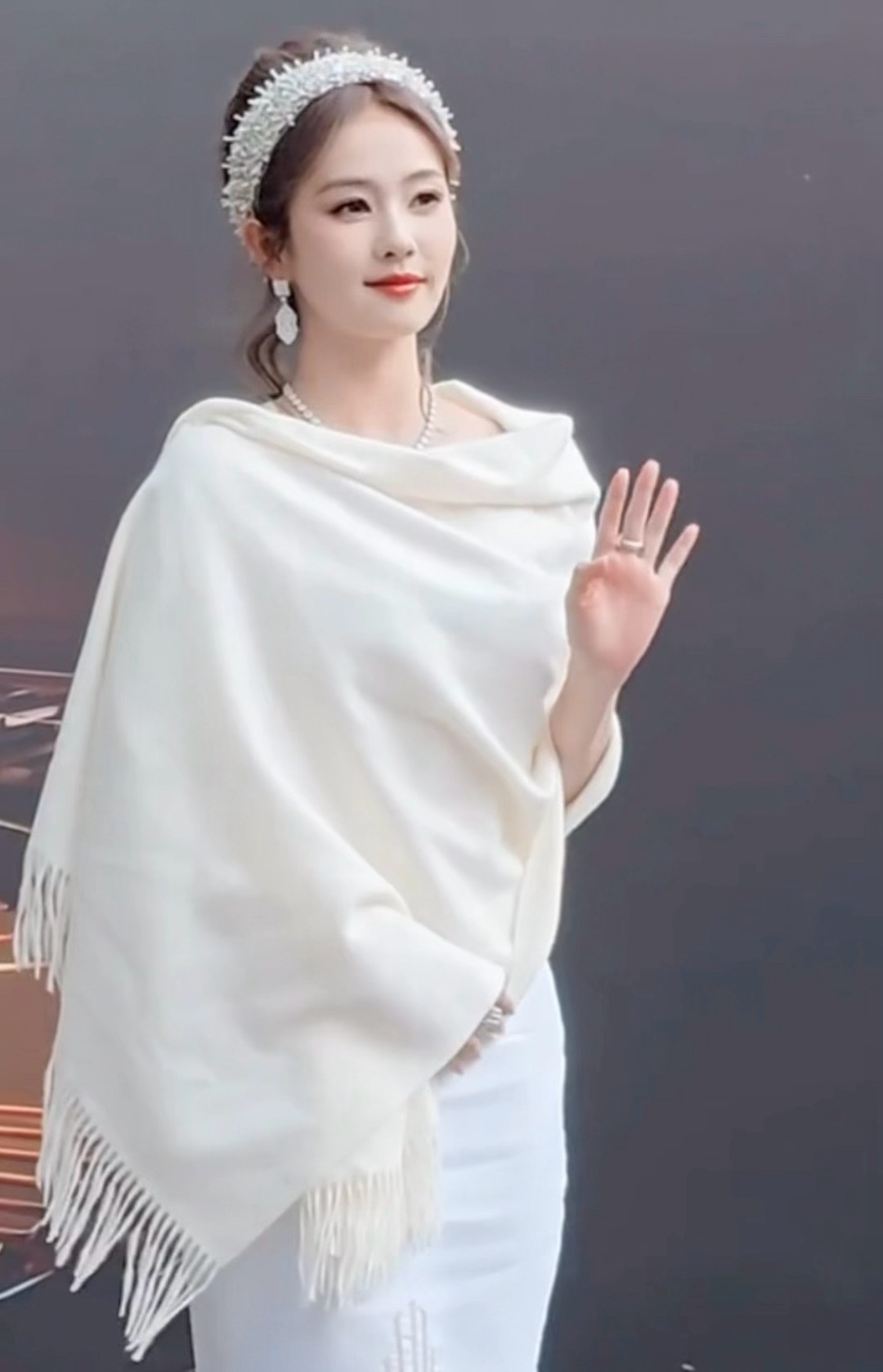 路人镜头下的白鹿。。啊啊啊好温柔大气的美[期待][期待]白鹿 美神 ​​​