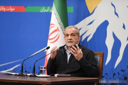 导弹打了89波，双方都没服软，可佩泽希齐扬突然换了一种武器——一封写给美国人民的