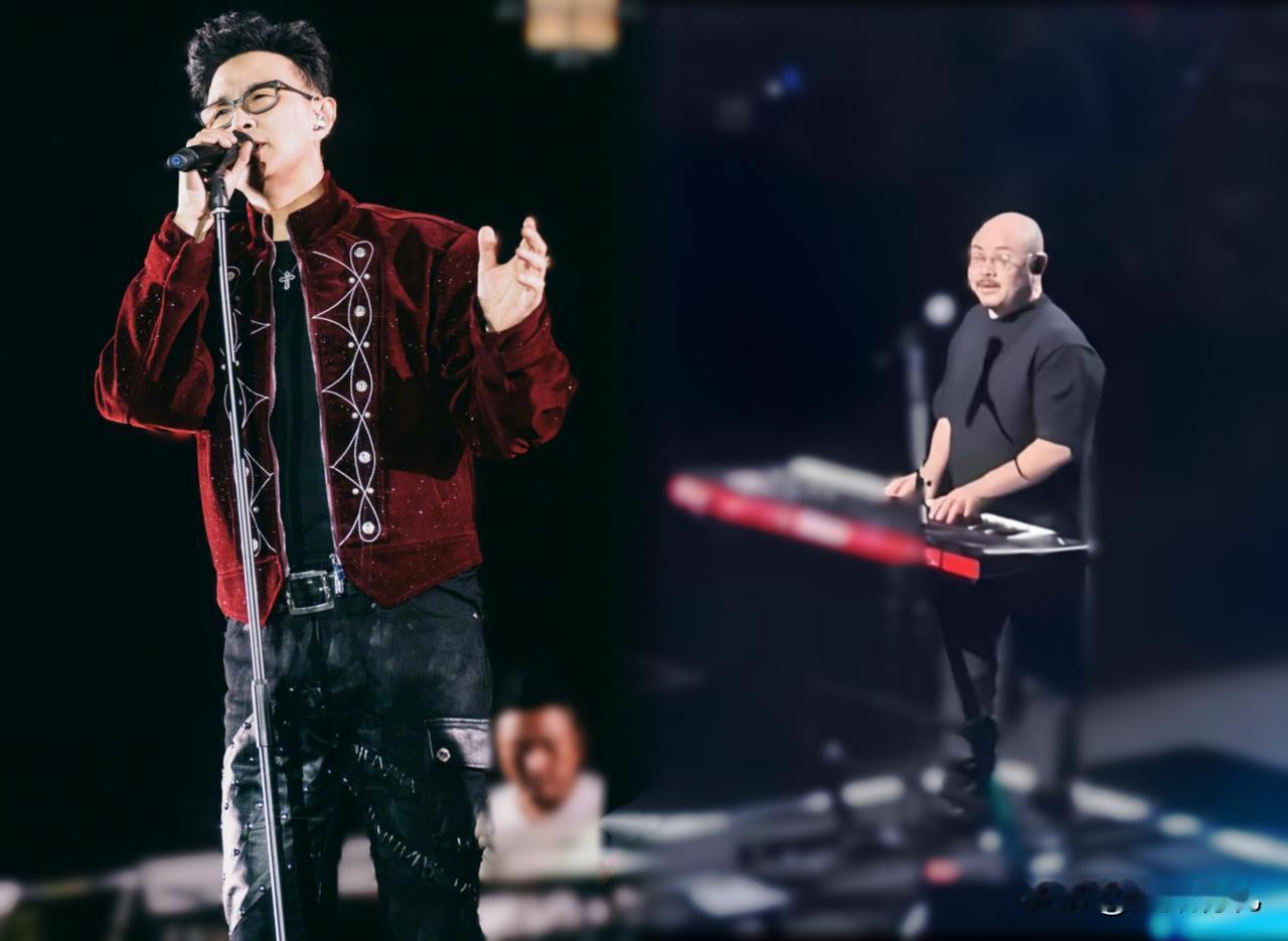 刀郎和汪峰同岁，都54岁了。

 汪峰举行了一个小规模的演唱会，在现场观众的欢呼