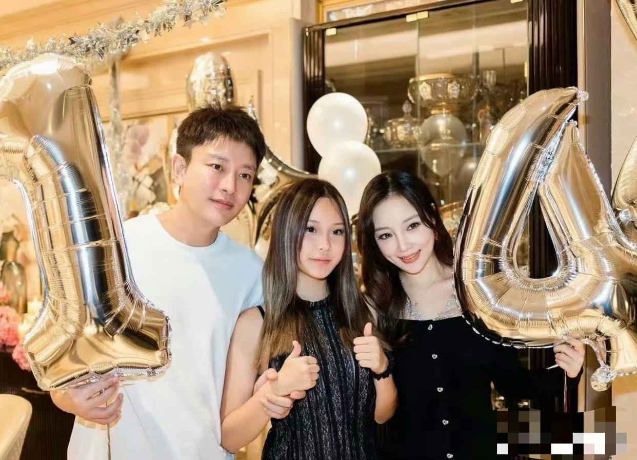 贾乃亮、李小璐合体为甜馨庆祝14岁生日，还拍了全家福，其实这样挺好的，虽然离婚了